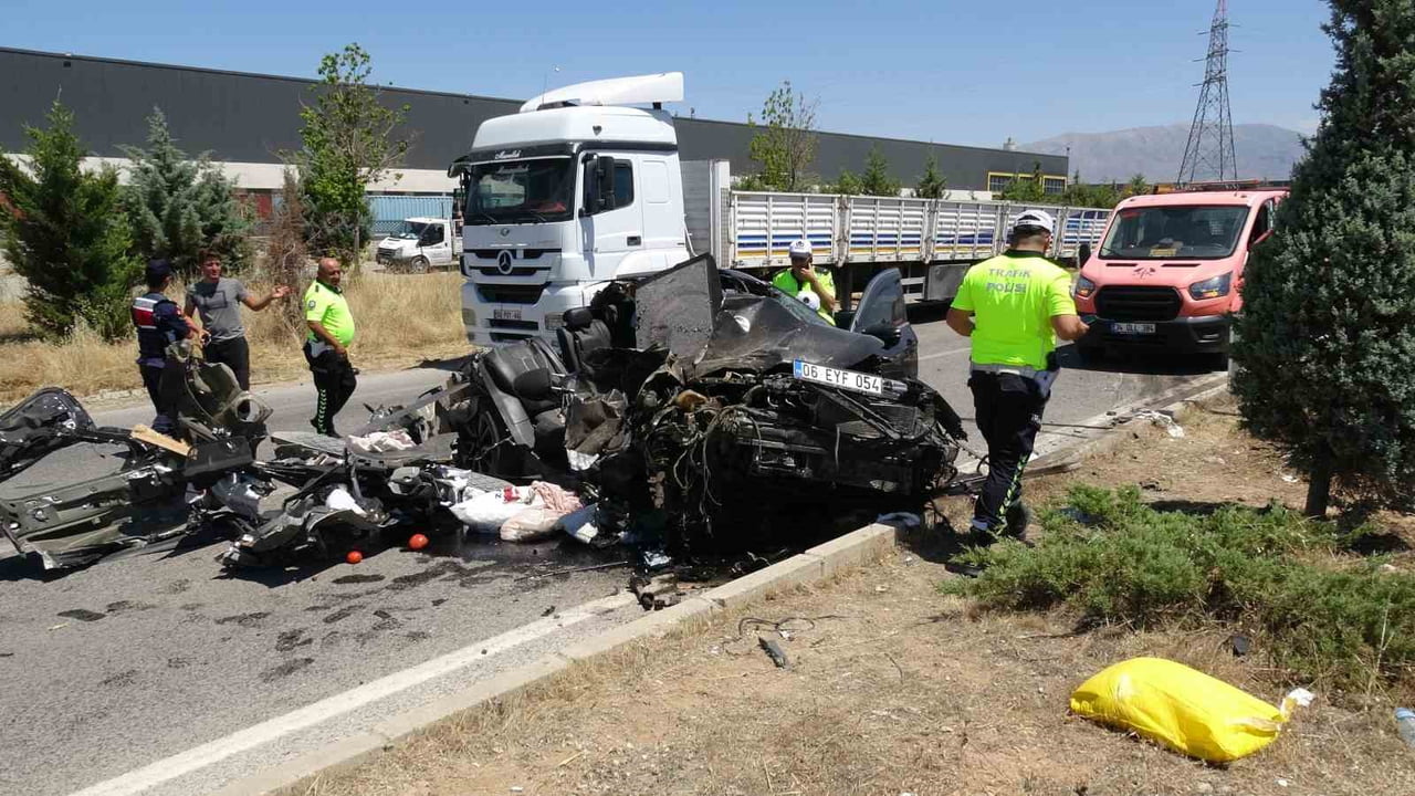 MALATYA'DA TIRA ARKADAN ÇARPAN OTOMOBİL HURDAYA DÖNERKEN FECİ KAZADA 1 KİŞİ YARALANDI.