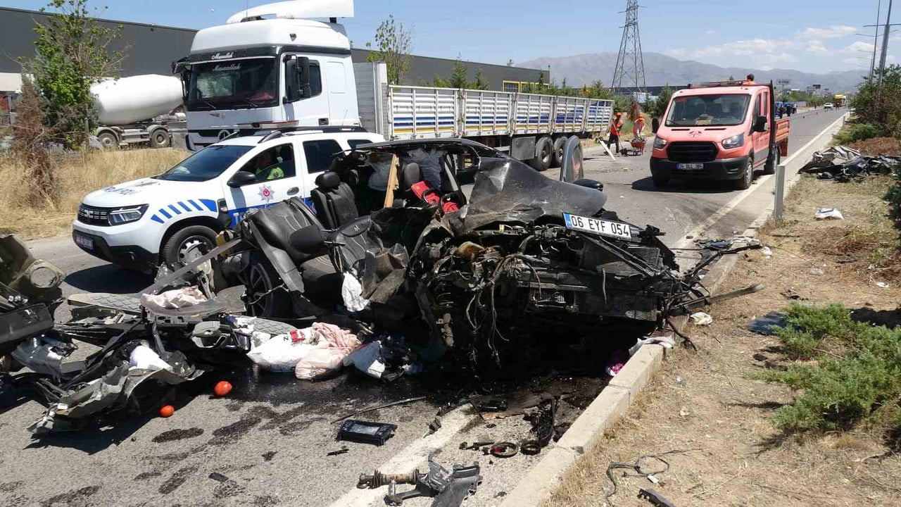 MALATYA'DA TIRA ARKADAN ÇARPAN OTOMOBİL HURDAYA DÖNERKEN FECİ KAZADA 1 KİŞİ YARALANDI.