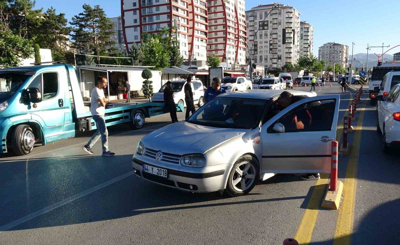 MALATYA'DA YOLUN KARŞISINA GEÇMEYE ÇALIŞAN KADIN, BİR OTOMOBİLİN ÇARPMASI SONUCU HAYATINI...
