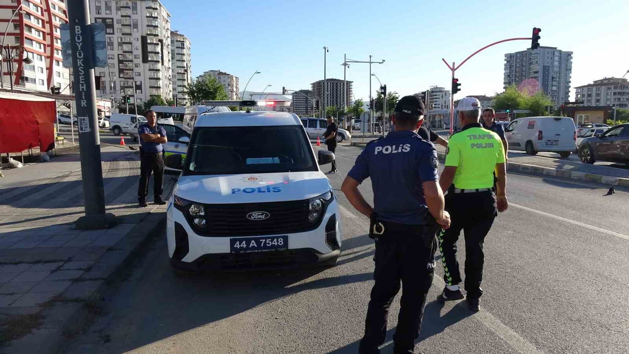 MALATYA'DA YOLUN KARŞISINA GEÇMEYE ÇALIŞAN KADIN, BİR OTOMOBİLİN ÇARPMASI SONUCU HAYATINI...
