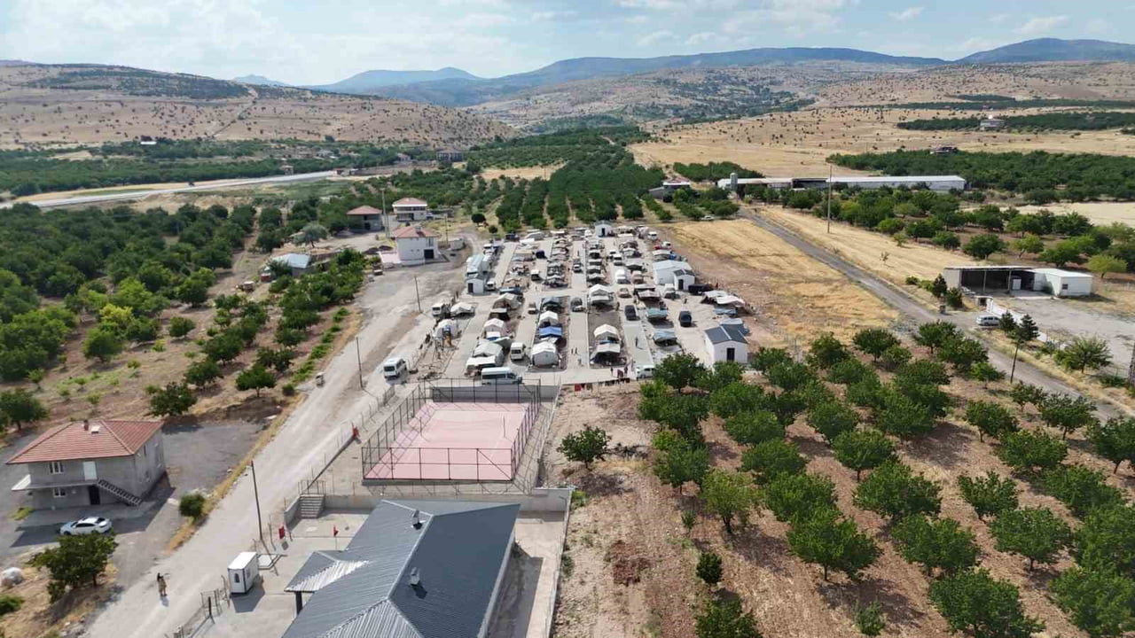 MALATYA'NIN AKÇADAĞ İLÇESİNDE MEVSİMLİK TARIM İŞÇİLERİ İÇİN OLUŞTURULAN BARINMA YERLERİ, KAYISI...