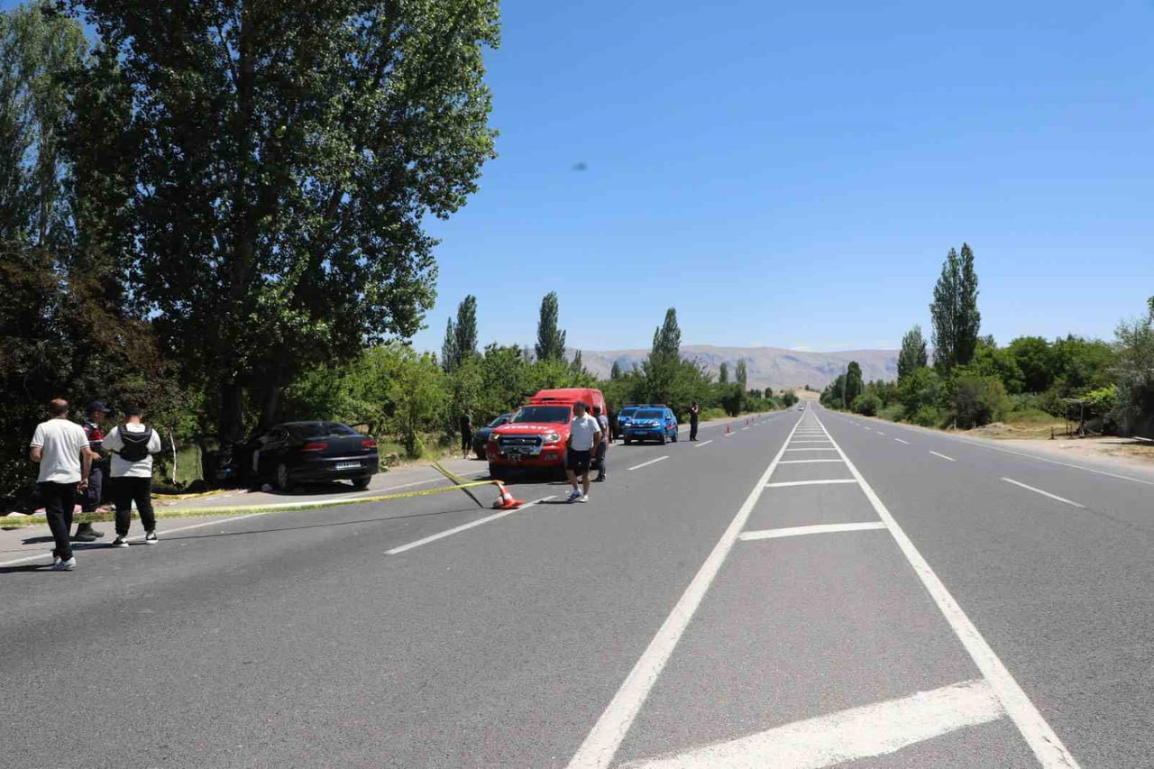 MALATYA'NIN DARENDE İLÇESİNDE KONTROLDEN ÇIKAN OTOMOBİLİN YOL KENARINDAKİ AĞACA ÇARPMASI SONUCU 2...