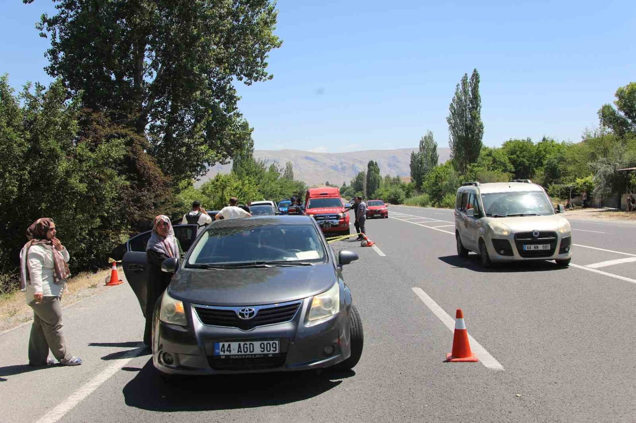 MALATYA'NIN DARENDE İLÇESİNDE KONTROLDEN ÇIKAN OTOMOBİLİN YOL KENARINDAKİ AĞACA ÇARPMASI SONUCU 2...