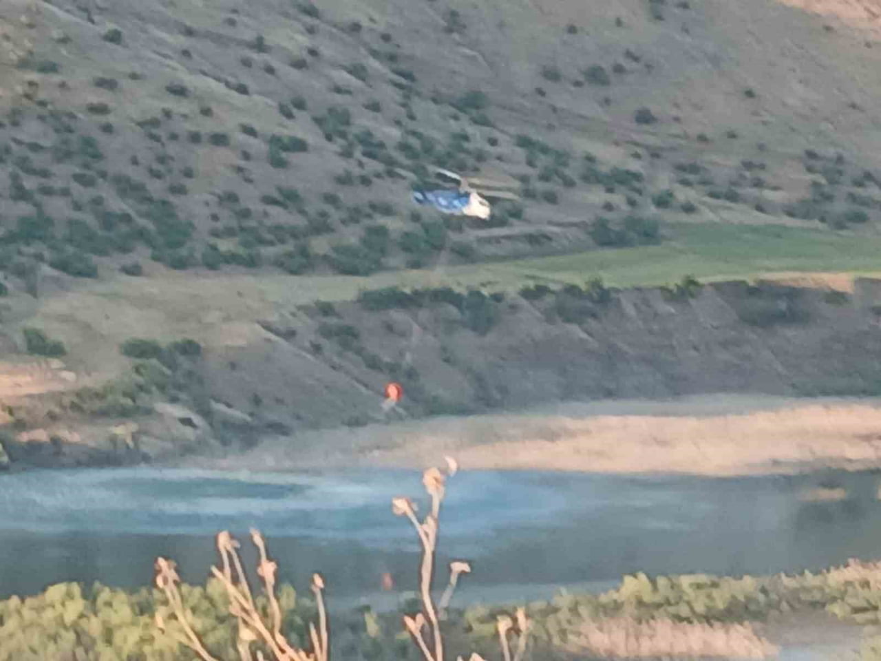 MALATYA'NIN PÜTÜRGE İLÇESİNDE ORMANLIK ALANDA ÇIKAN YANGIN KONTROL ALTINA ALINIRKEN, BÖLGEDE...