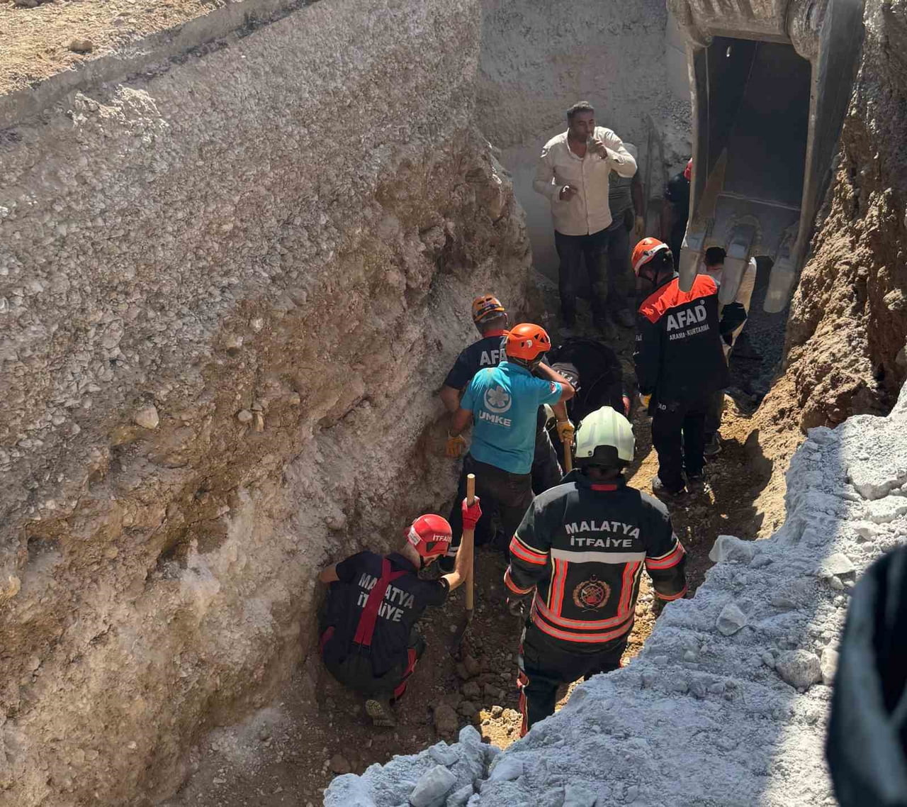 MALATYA'NIN YEŞİLYURT İLÇESİNDE ALTYAPI ÇALIŞMALARI SIRASINDA MEYDANA GELEN GÖÇÜKTE TOPRAK ALTINDA...