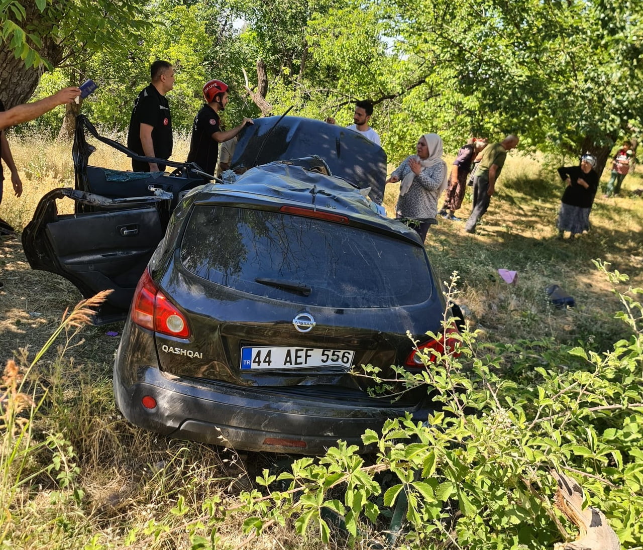 MALATYA'NIN YEŞİLYURT İLÇESİNDE KONTROLDEN ÇIKARAK ŞARAMPOLE DEVRİLEN OTOMOBİLİN SÜRÜCÜSÜ...