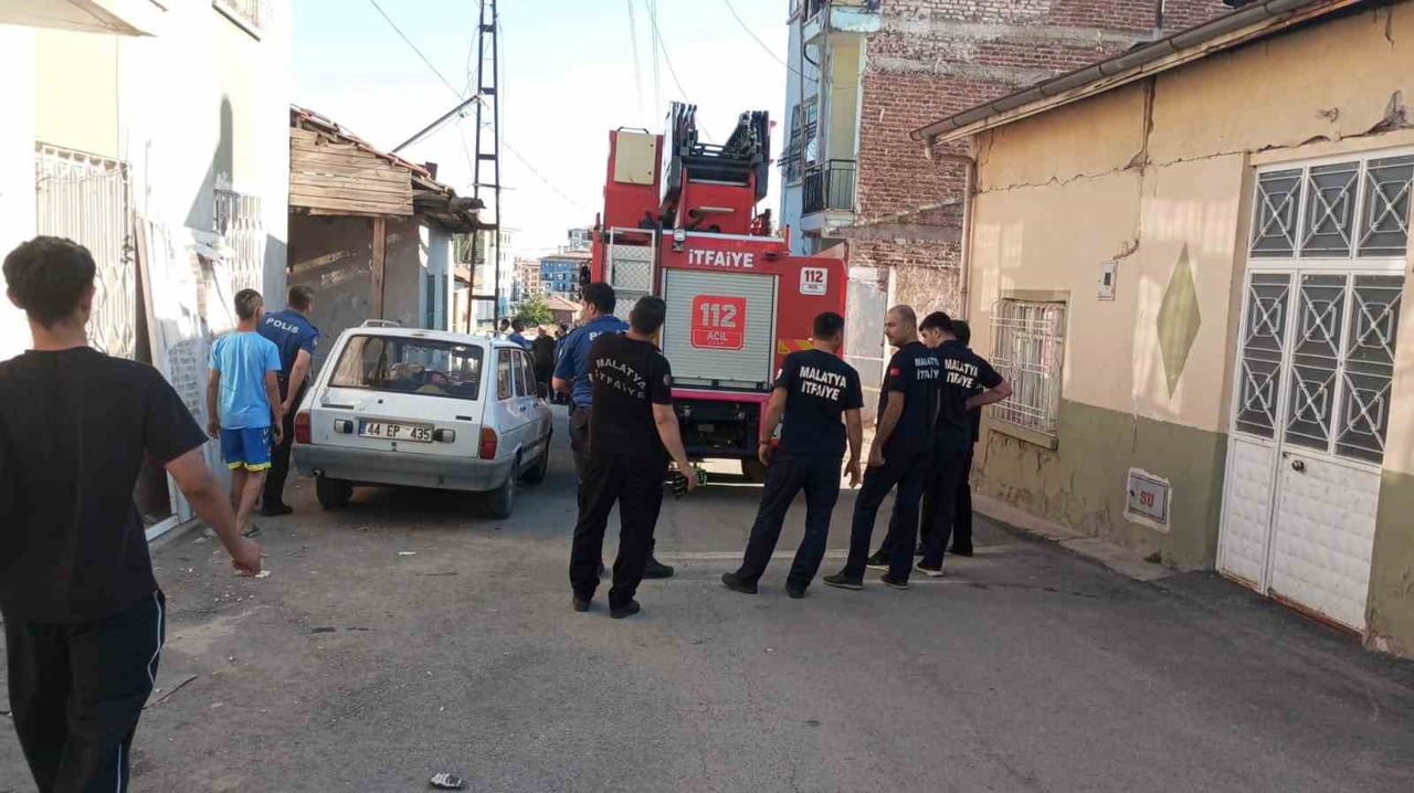 MALATYA’DA 5.0 BÜYÜKLÜĞÜNDEKİ DEPREMDE MÜSTAKİL EVDE KISMİ GÖÇÜK OLUŞTU