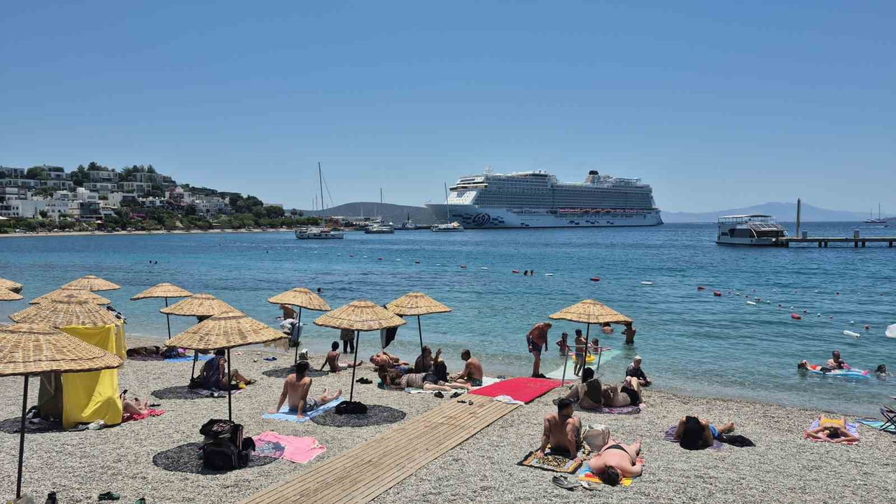 MALTA BAYRAKLI "AROYA" ADLI DEV YOLCUSU GEMİSİ MUĞLA'NIN BODRUM İLÇESİNE GELDİ.