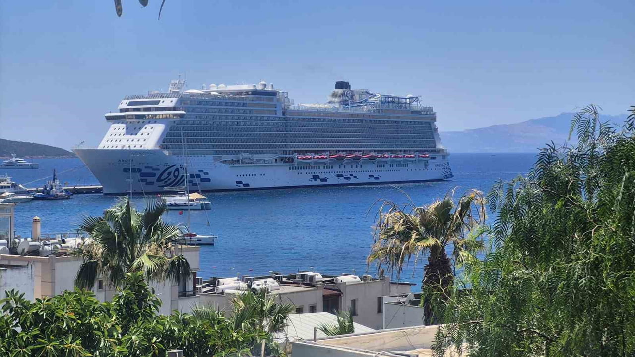 MALTA BAYRAKLI "AROYA" ADLI DEV YOLCUSU GEMİSİ MUĞLA'NIN BODRUM İLÇESİNE GELDİ.
