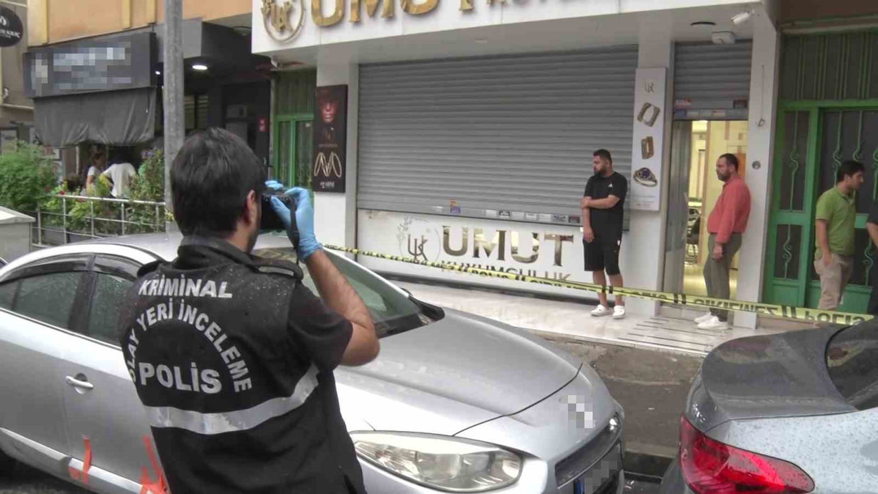 MALTEPE'DE MOTOSİKLETLİ, MASKELİ VE SİLAHLI 2 ŞÜPHELİ BİR KUYUMCUYU SOYDU.