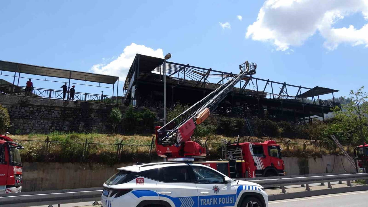 MALTEPE'DE ORMANLIK ALAN İÇERİSİNDE BULUNAN 2 KATLI RESTORANDA ÇIKAN YANGIN PANİĞE NEDEN OLDU....