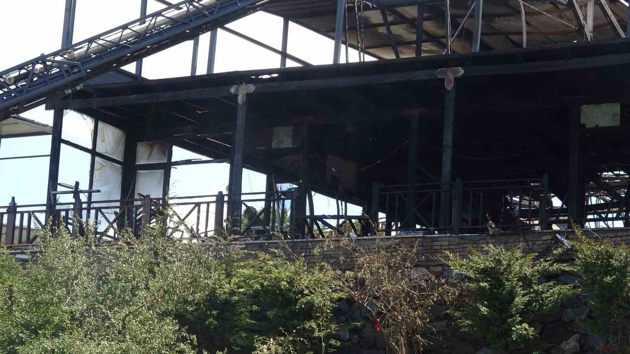 MALTEPE'DE ORMANLIK ALAN İÇERİSİNDE BULUNAN 2 KATLI RESTORANDA ÇIKAN YANGIN PANİĞE NEDEN OLDU....