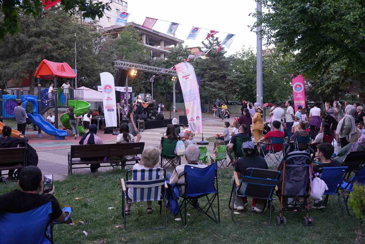 MALTEPE BELEDİYESİ, "SANDALYENİ KAP GEL" ÇAĞRISIYLA DUYURDUĞU KONSER SERİSİYLE AÇIK HAVADA...