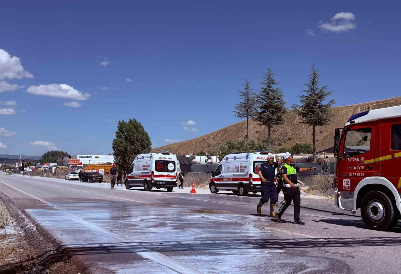 MAMAK İLÇESİNDE MEYDANA GELEN TRAFİK KAZASINDA AYNI AİLEDEN 3 KİŞİ YARALANDI.