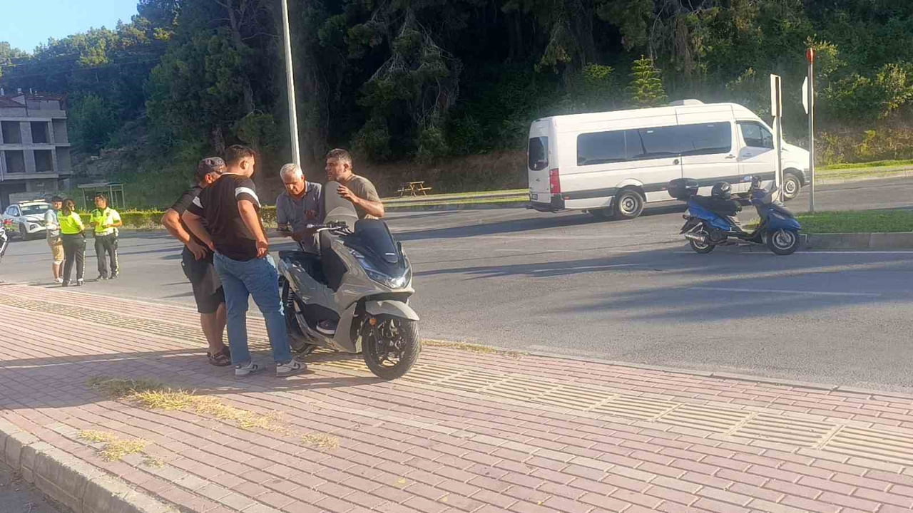 MANAVGAT'TA İKİ MOTOSİKLETİN ÇARPIŞMASI SONUCU 2 SÜRÜCÜ YARALANDI