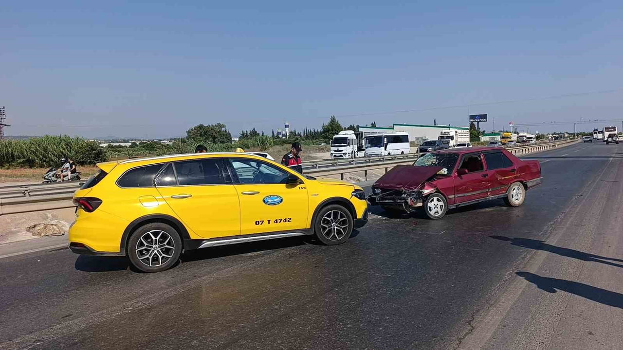 MANAVGAT-ALANYA KARAYOLUNDA ALKOLLÜ SÜRÜCÜNÜN KULLANDIĞI OTOMOBİL ÖNCE BARİYERLERE ARDINDAN DA...