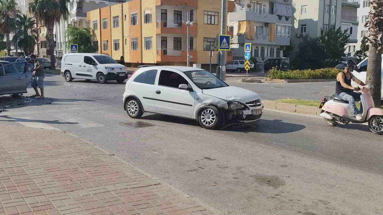 MANAVGAT İLÇESİNDE 2 OTOMOBİLİN ÇARPIŞMASI SONUCU MEYDANA GELEN KAZADA SÜRÜCÜLER...
