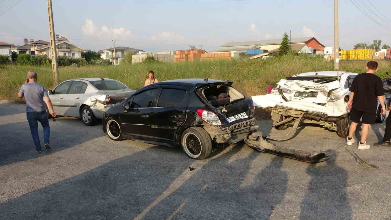 MANAVGAT İLÇESİNDE 3 OTOMOBİL İLE 1 TUR MİNİBÜSÜNÜN KARIŞTIĞI ZİNCİRLEME TRAFİK KAZASINDA 7 KİŞİ...