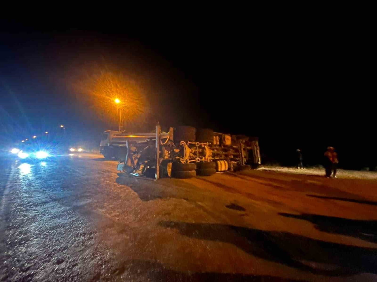MANAVGAT İLÇESİNDE BETON MİKSERİNİN DEVRİLMESİ SONUCU 1 KİŞİ YARALANDI.