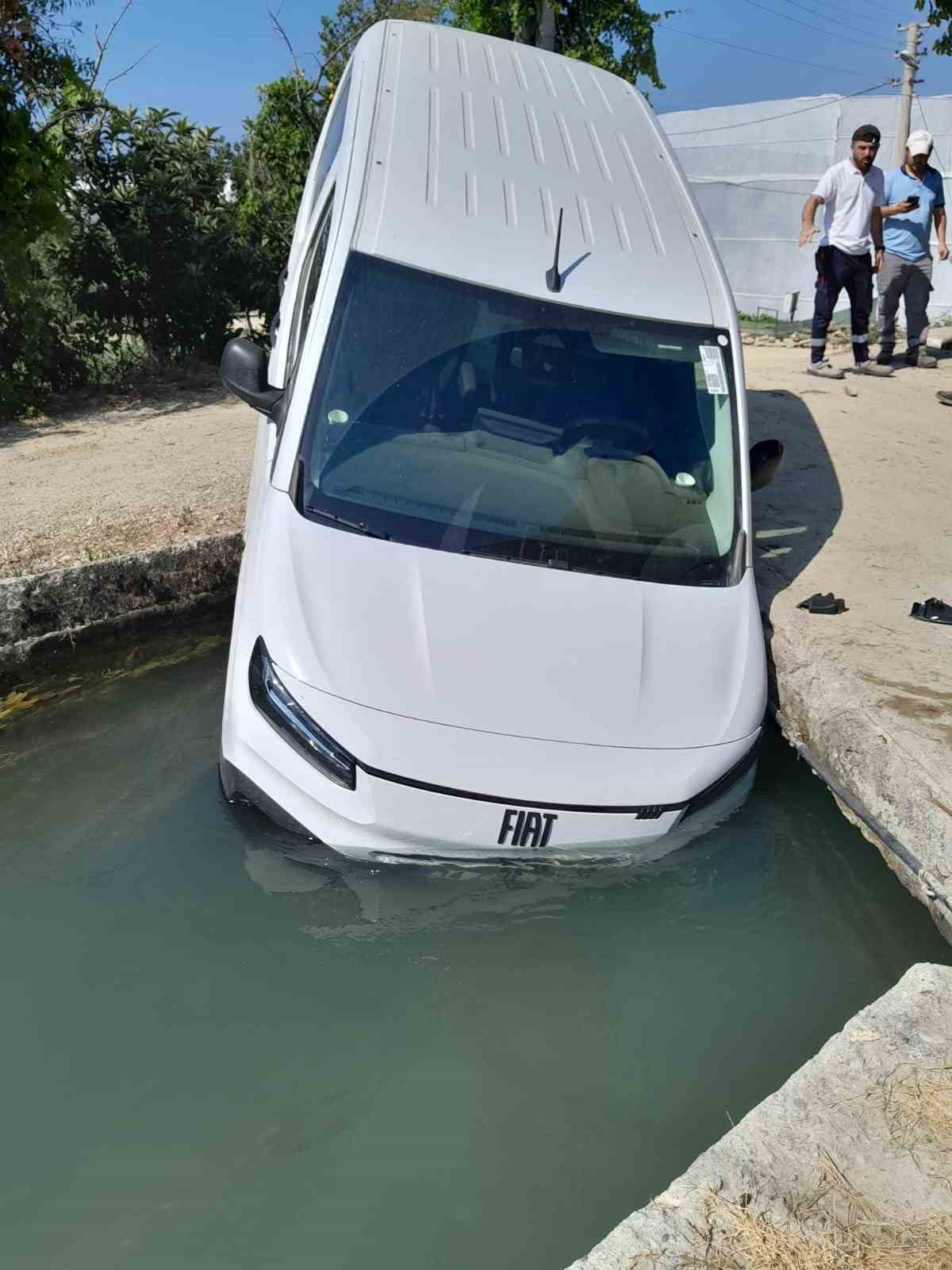MANAVGAT İLÇESİNDE HAFİF TİCARİ ARAÇ SULAMA KANALINA DÜŞTÜ