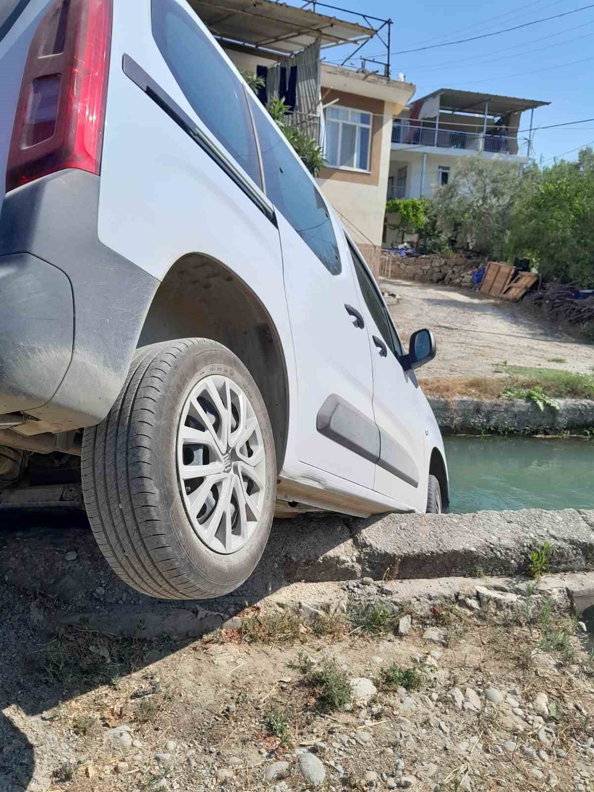 MANAVGAT İLÇESİNDE HAFİF TİCARİ ARAÇ SULAMA KANALINA DÜŞTÜ