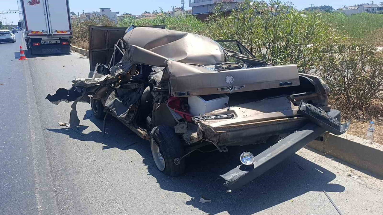 MANAVGAT İLÇESİNDE KAMYON, EMNİYET ŞERİDİNDE DURAN OTOMOBİLE ÇARPTI