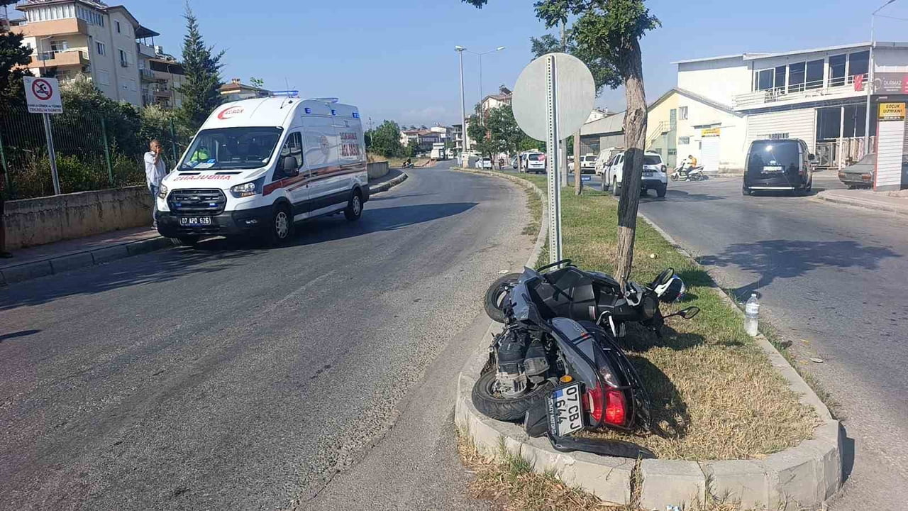 MANAVGAT İLÇESİNDE, "DÖNÜŞ YAPILMAZ" LEVHASINA RAĞMEN U DÖNÜŞÜ YAPMAYA ÇALIŞAN OTOMOBİLE...