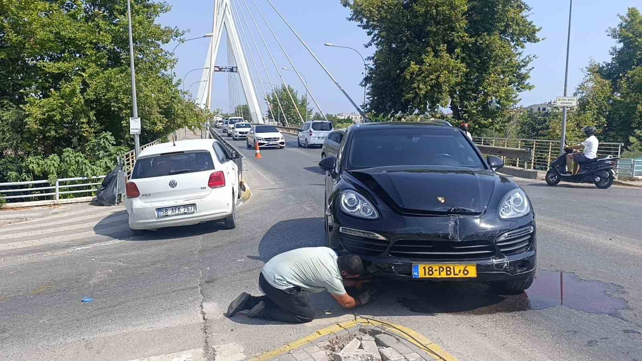 MANAVGAT İLÇESİNDE SEYİR HALİNDEKİ OTOMOBİL SÜRÜCÜSÜ, ALT GEÇİT YERİNE KÖPRÜ ÜZERİNDEN YOLUN...