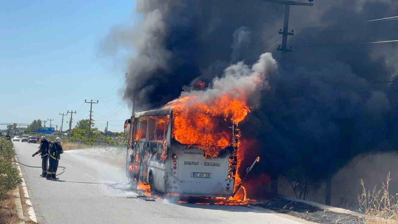 MANAVGAT İLÇESİNDE SEYİR HALİNDEKİ YOLCU MİDİBÜSÜ MOTOR BÖLÜMÜNDEN BAŞLAYAN YANGINDA ALEV ALEV...