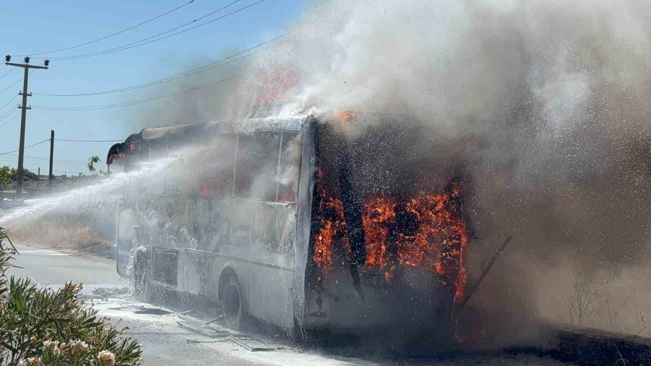 MANAVGAT İLÇESİNDE SEYİR HALİNDEKİ YOLCU MİDİBÜSÜ MOTOR BÖLÜMÜNDEN BAŞLAYAN YANGINDA ALEV ALEV...