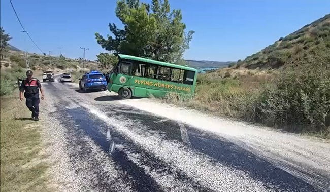MANAVGAT İLÇESİNDE TURİSTLERİ TAŞIYAN SAFARİ ARACININ KAYMASI SONUCU MEYDANA GELEN KAZADA BİRİ...