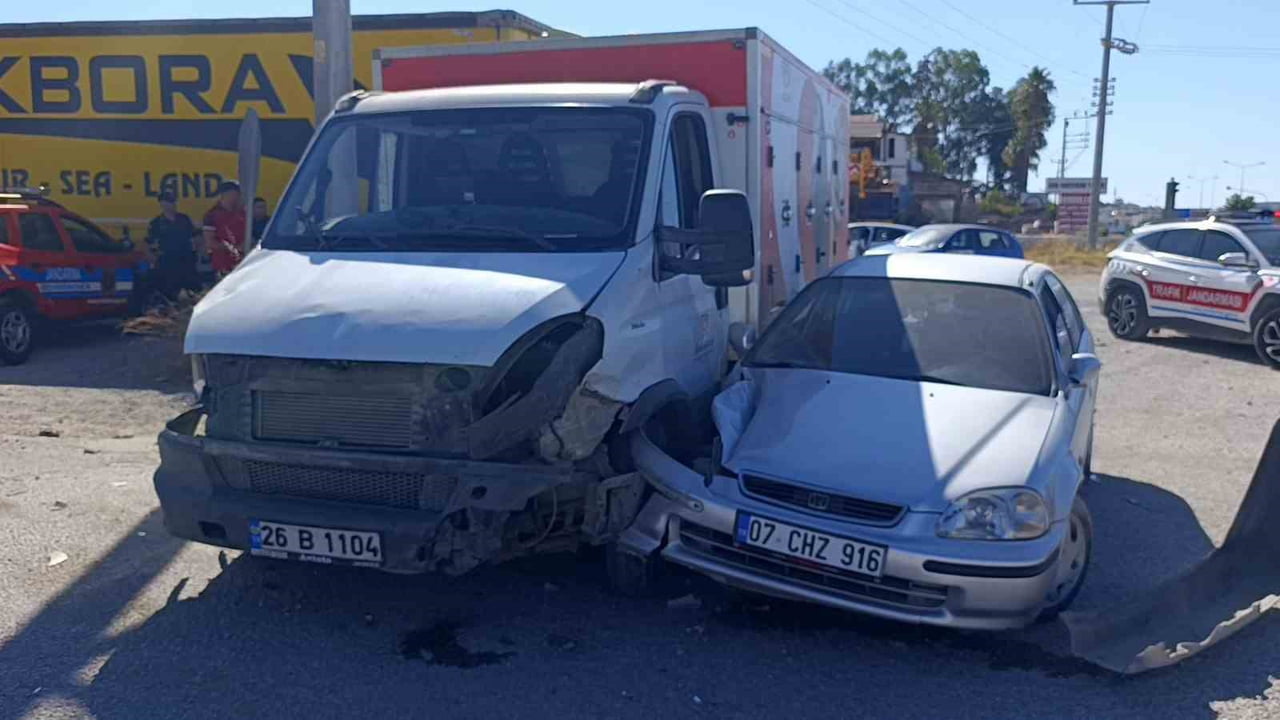 MANAVGAT İLÇESİNDE YAN YOLDA OTOMOBİL İLE KAPALI KASA KAMYONETİN ÇARPIŞMASI SONUCU MEYDANA GELEN...