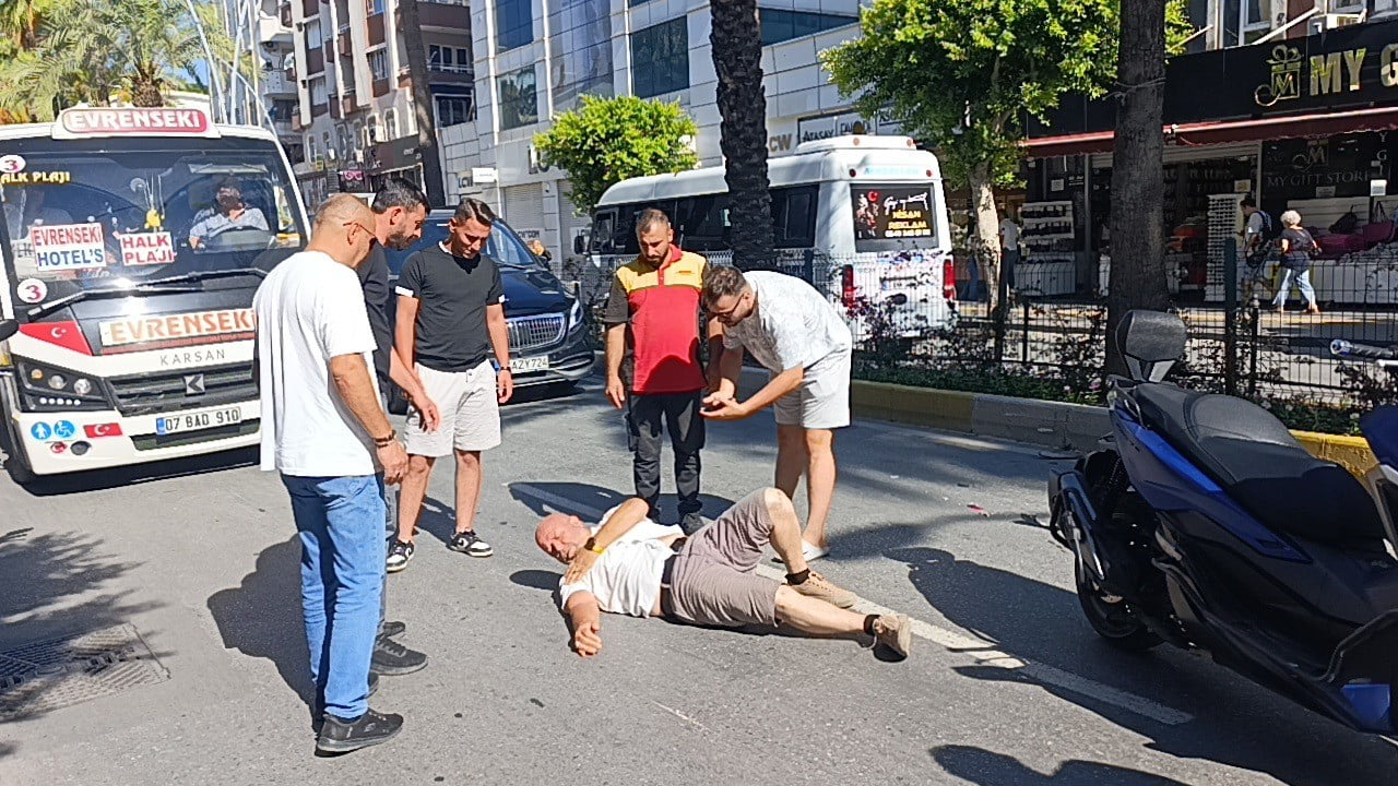 MANAVGAT İLÇESİNDE YAYALARA YOL VEREN MOTOSİKLETİ SON ANDA FARK EDEN MOTOSİKLET SÜRÜCÜSÜ FRENE...
