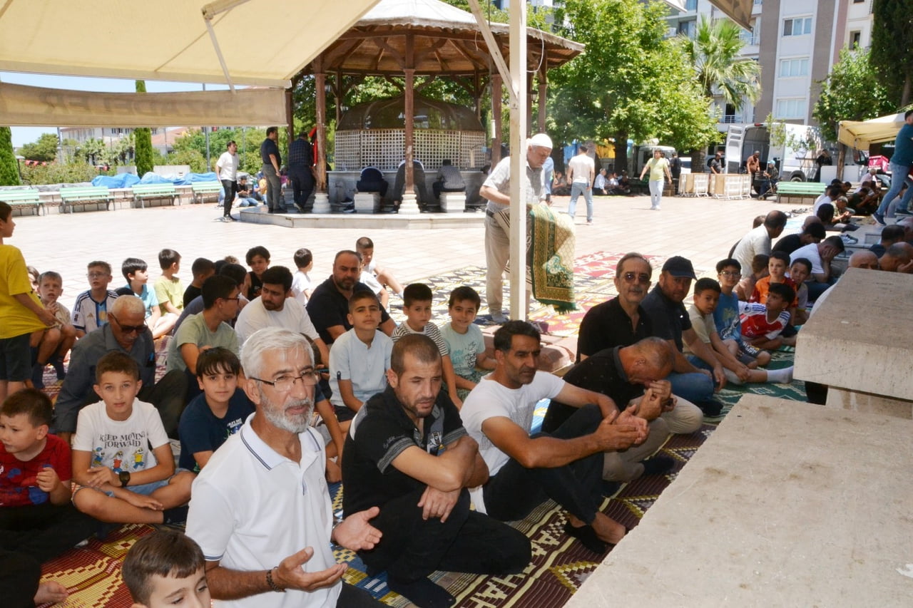 MANİSA'DA, 15 TEMMUZ DEMOKRASİ VE MİLLİ BİRLİK GÜNÜ'NÜN 10. YIL DÖNÜMÜ DOLAYISIYLA ŞEHİTLER İÇİN...