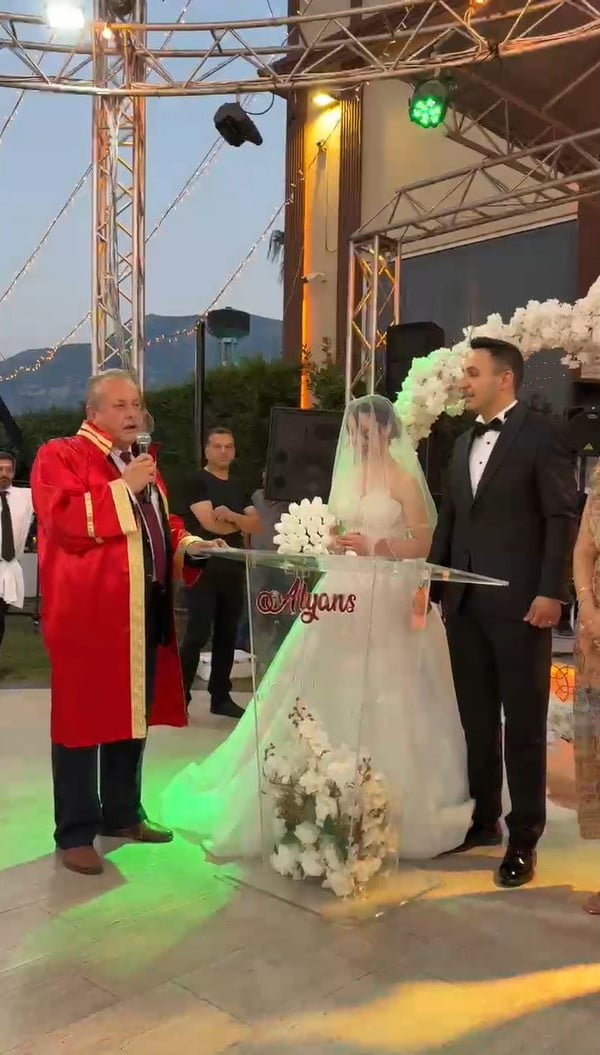 MANİSA'DA DÜNYA EVİNE GİREN NURİYE MUCA İLE ENES GÜNGÖR ÇİFTİNİN DÜĞÜNÜNDE SAHNELENEN TEMSİLİ...
