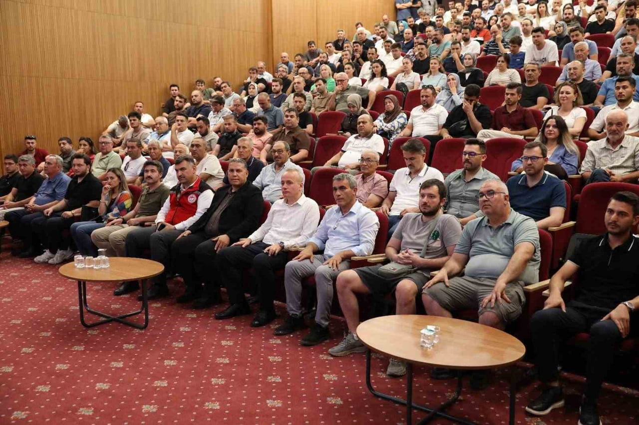 MANİSA'DA DÜZENLENEN B-REÇETE SİSTEMİ BİLGİLENDİRME VE DEĞERLENDİRME TOPLANTISI'NDA KONUŞAN İL...