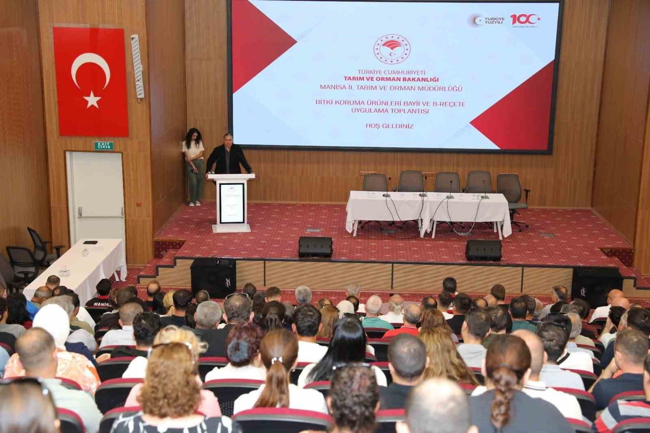 MANİSA'DA DÜZENLENEN B-REÇETE SİSTEMİ BİLGİLENDİRME VE DEĞERLENDİRME TOPLANTISI'NDA KONUŞAN İL...