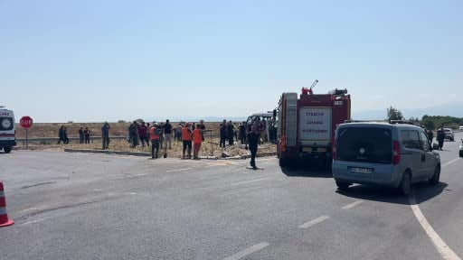 Manisa'da kamyonet ile özel halk otobüsü çarpıştı: 1 ölü, 4'ü ağır çok sayıda yaralı...