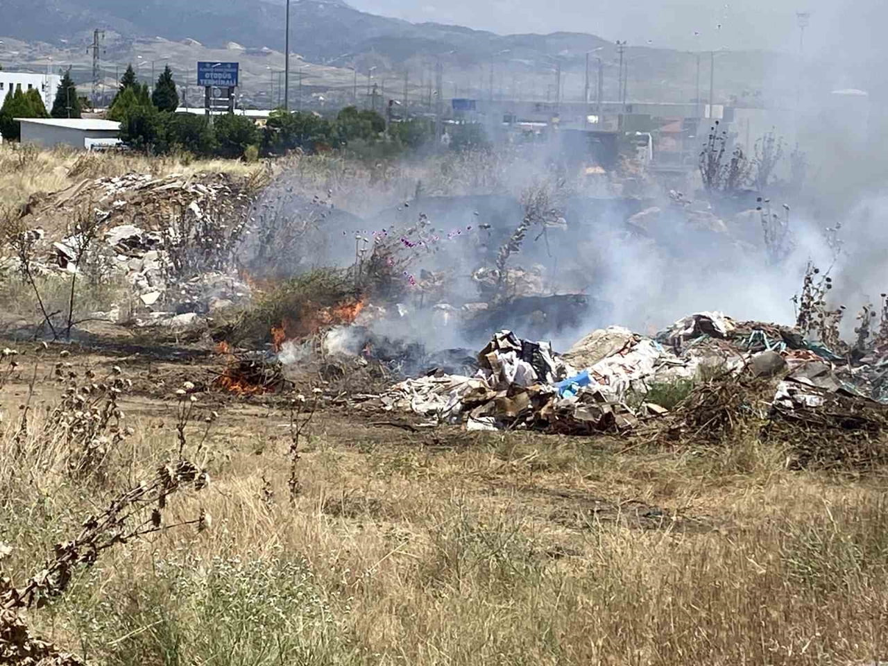 MANİSA'NIN ALAŞEHİR İLÇESİNDE ÇIKAN OT YANGINI BÜYÜK PANİĞE NEDEN OLDU.