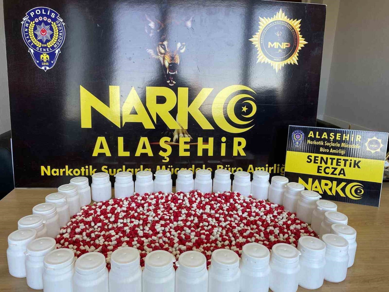 MANİSA'NIN ALAŞEHİR İLÇESİNDE DÜZENLENEN UYUŞTURUCU OPERASYONUNDA BİN 803 SENTETİK ECZA HAPI ELE...