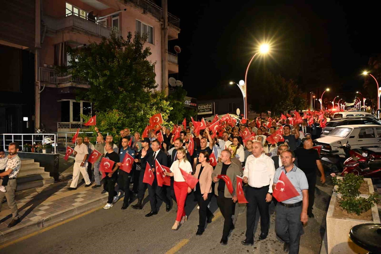 MANİSA'NIN DEMİRCİ İLÇESİNDE, 15 TEMMUZ DEMOKRASİ VE MİLLİ BİRLİK GÜNÜ DOLAYISIYLA BİR DİZİ ANMA...