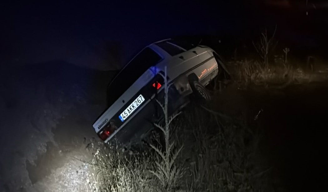 MANİSA'NIN GÖRDES İLÇESİNDE KONTROLDEN ÇIKARAK BOŞ ARAZİYE SAVRULAN OTOMOBİLDE BULUNAN BABA İLE...