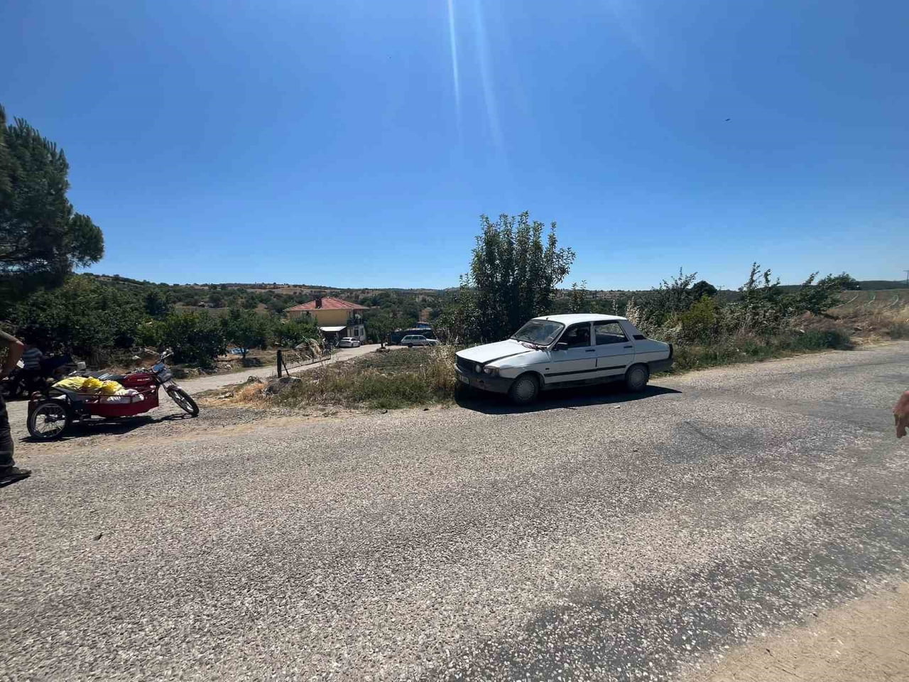 MANİSA'NIN GÖRDES İLÇESİNDE MOTOSİKLETİN OTOMOBİLE YANDAN ÇARPMASI SONUCU MEYDANA GELEN TRAFİK...