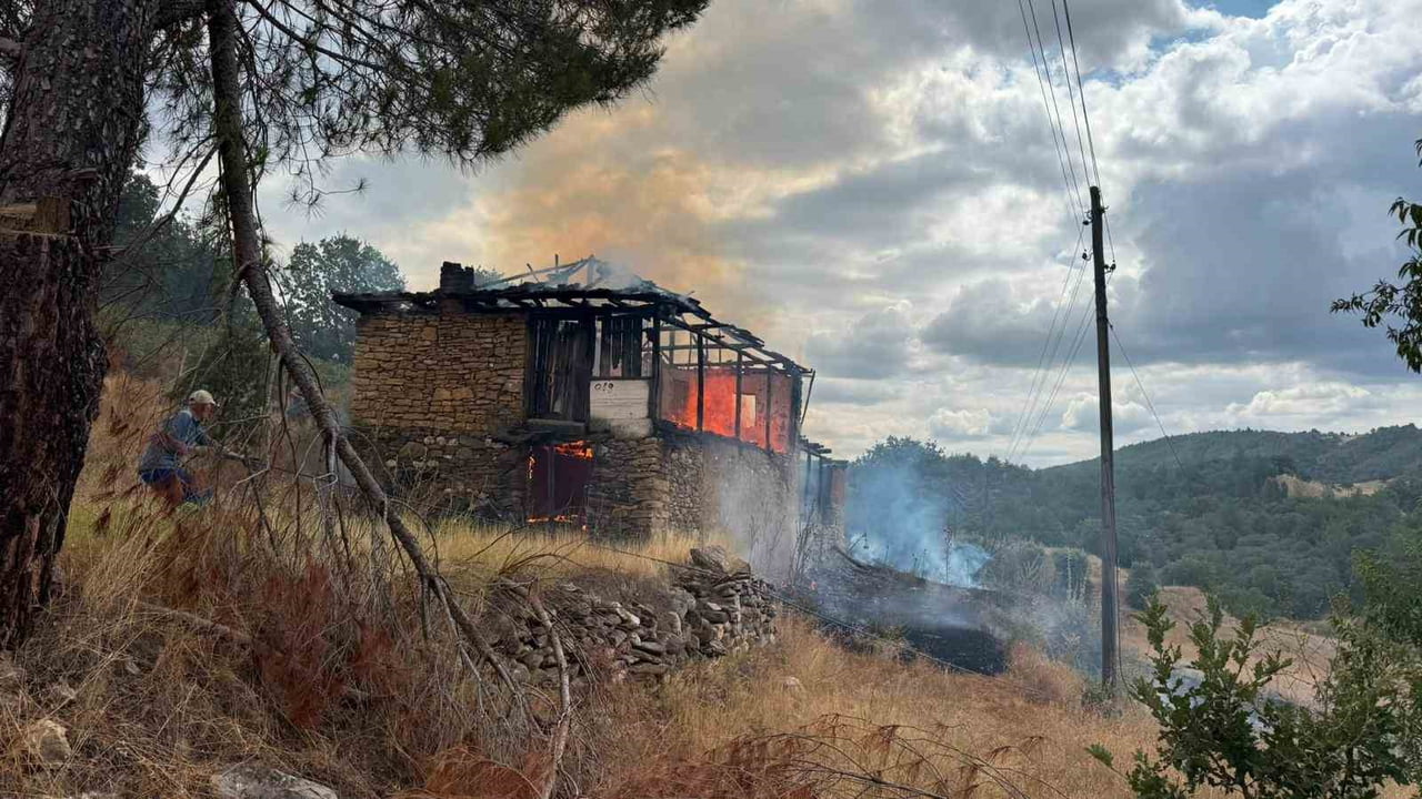 MANİSA'NIN GÖRDES İLÇESİNE BAĞLI BOYALI MAHALLESİ'NDE DAMDAN ÇIKTIĞI DEĞERLENDİRİLEN YANGIN...