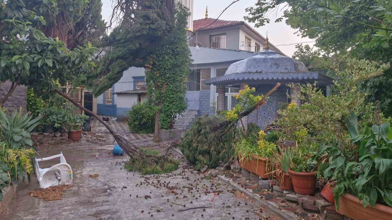 MANİSA'NIN KIRKAĞAÇ İLÇESİNE BAĞLI İLYASLAR MAHALLESİ'NDE ETKİLİ OLAN ŞİDDETLİ FIRTINA VE SAĞANAK...