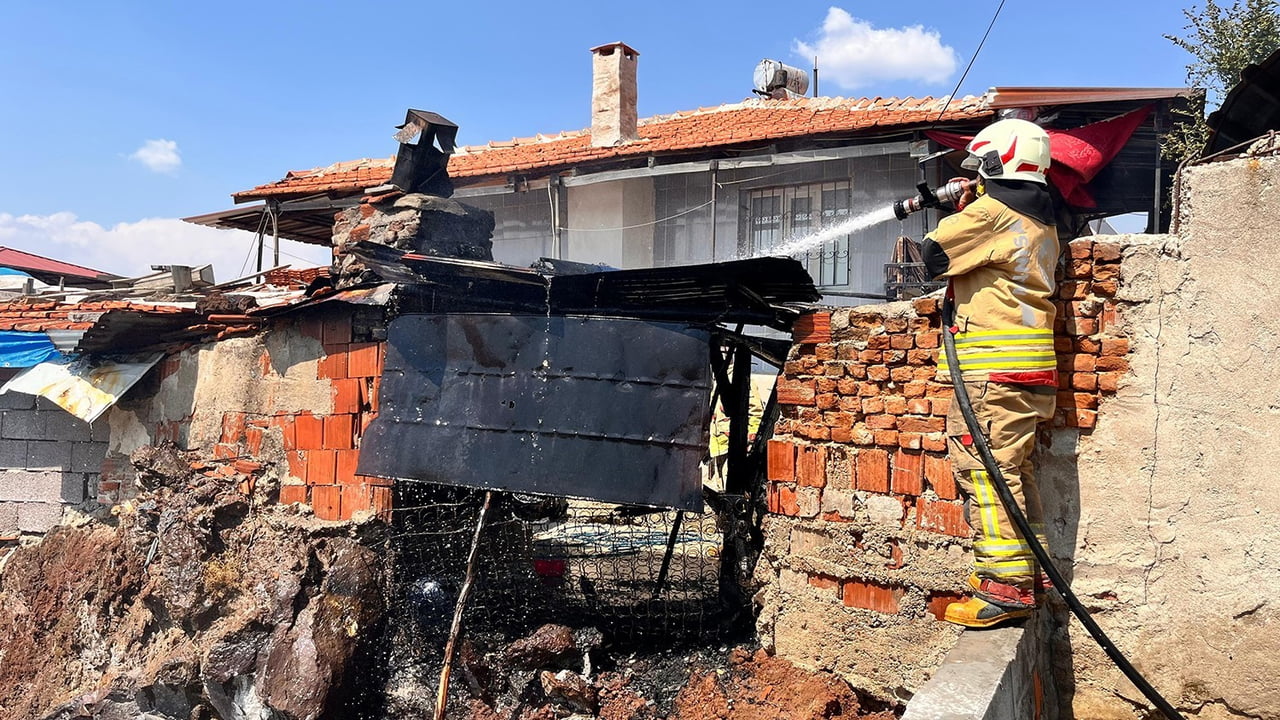 MANİSA'NIN KULA İLÇESİNDE BİR EVİN BAHÇESİNDE BULUNAN FIRINDA ÇIKAN YANGIN, İTFAİYE EKİPLERİNİN...