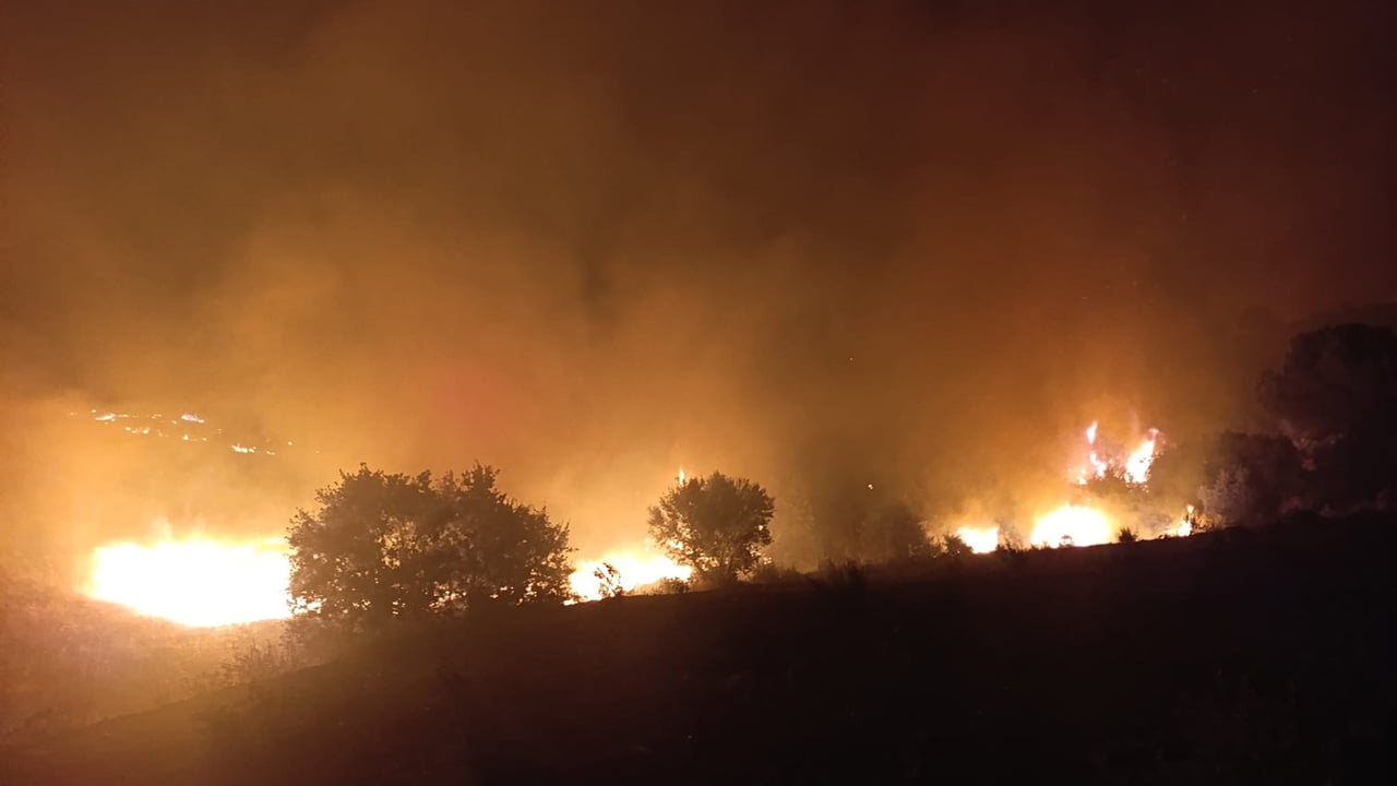MANİSA'NIN KULA İLÇESİNDE GECE SAATLERİNDE MAKİLİK ALANDA ÇIKAN YANGINDA YAKLAŞIK 400 DÖNÜM ALAN...