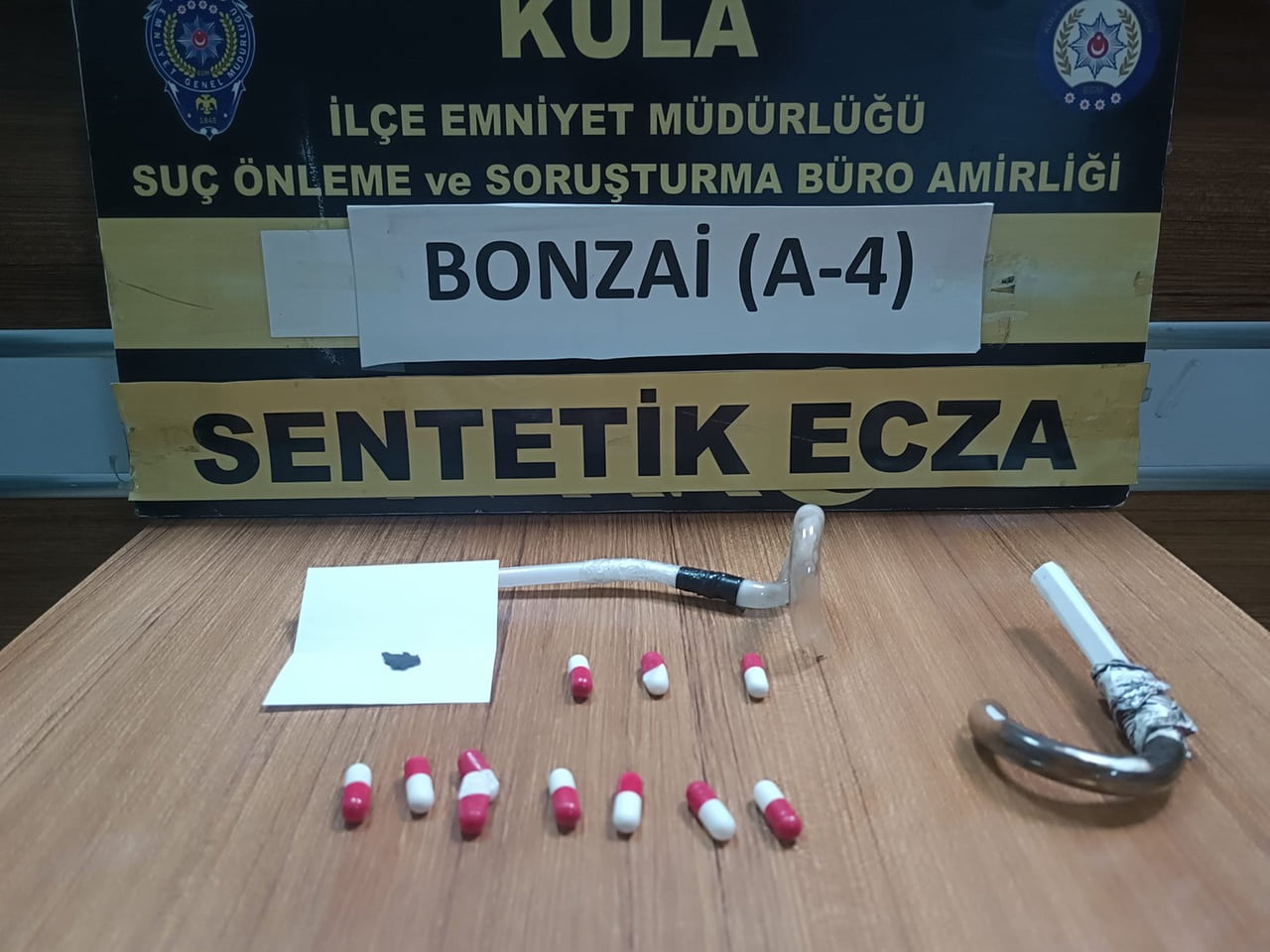 MANİSA'NIN KULA İLÇESİNDE POLİS EKİPLERİNCE ARANAN ŞAHISLARIN YAKALANMASINA VE UYUŞTURUCU MADDE...