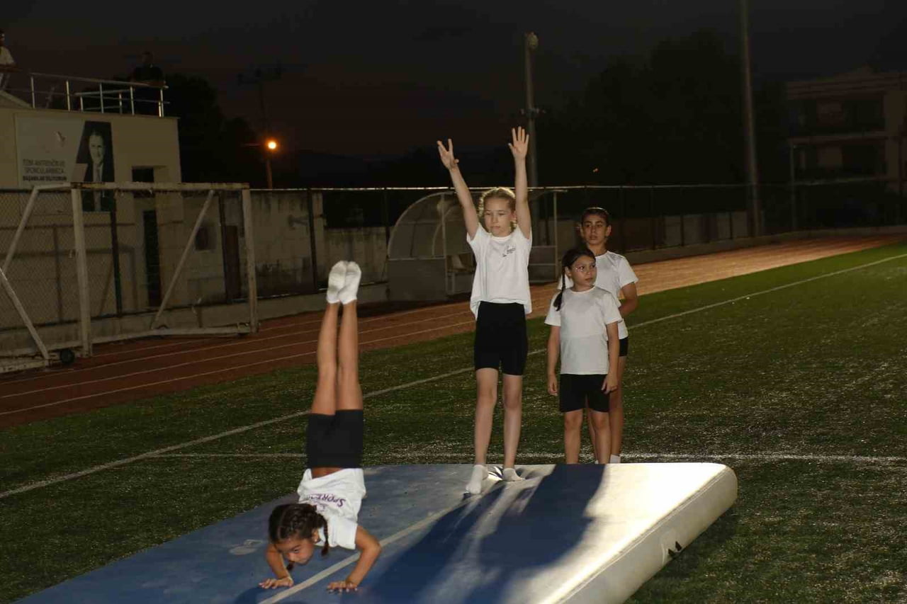 MANİSA'NIN SARIGÖL İLÇESİNDE İLK KEZ DÜZENLENEN CİMNASTİK ŞÖLENİ BÜYÜK İLGİ GÖRDÜ. SPORTLAND01...