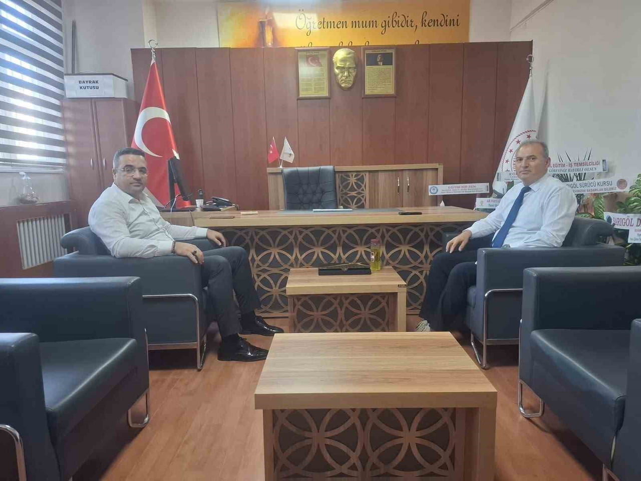 MANİSA'NIN SARIGÖL İLÇESİNDE KAYMAKAM HALİL DALAK (SOLDAKİ), GÖREVE YENİ BAŞLAYAN İLÇE MİLLİ...